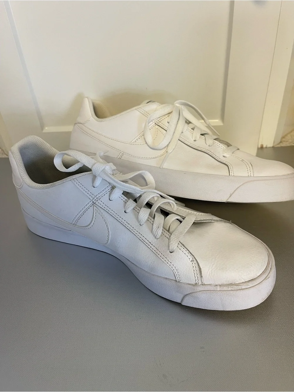 Nike Women’s White Low-Top Leather Sneakers Sz 11